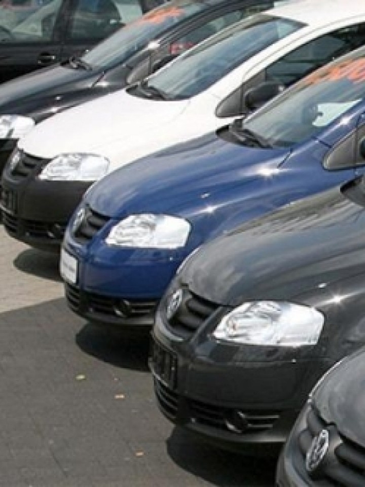 Fila de autos en el lote
