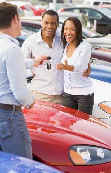 Cliente recibiendo las llaves de su auto nuevo