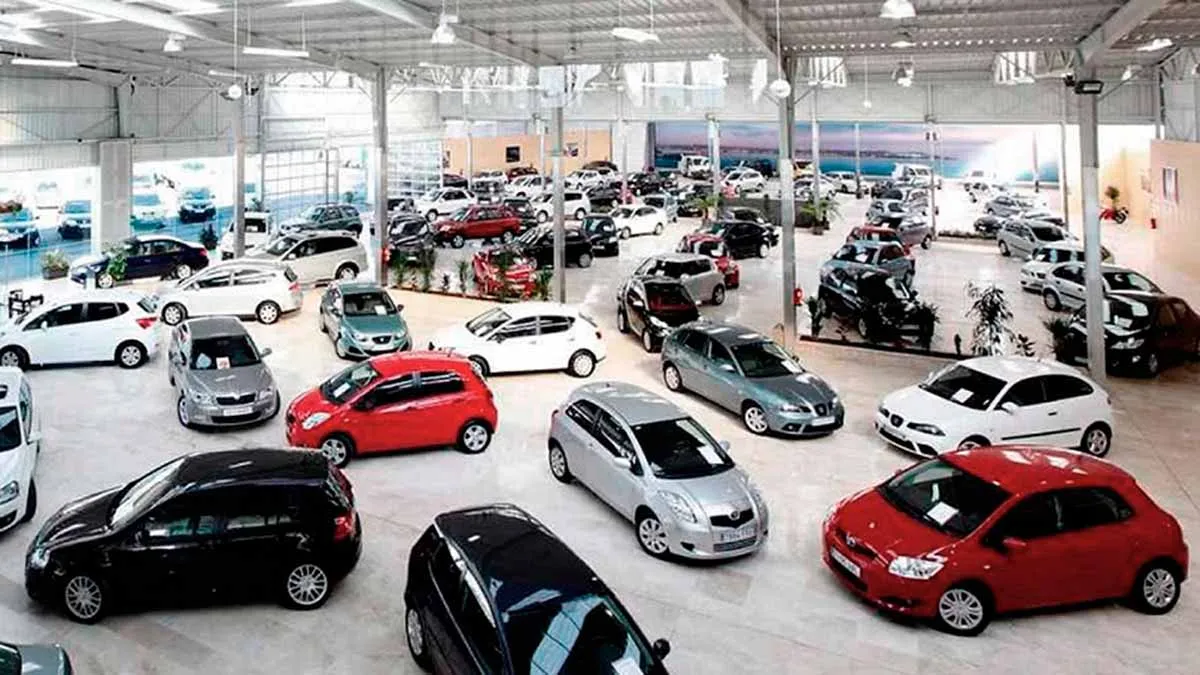 Concesionaria con SUV en exhibición